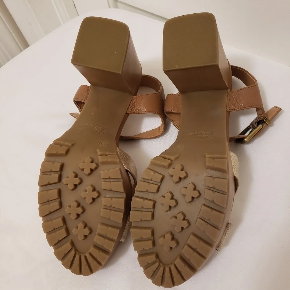 EUC Crown Vintage Goldtone & Beige LeatherPlatform Heels Size 9.5